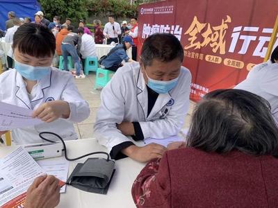腫瘤防治，全域行動(dòng)——重慶全域腫瘤醫(yī)院“腫瘤防治宣傳周”第三場(chǎng)義診龍都廣場(chǎng)啟動(dòng)